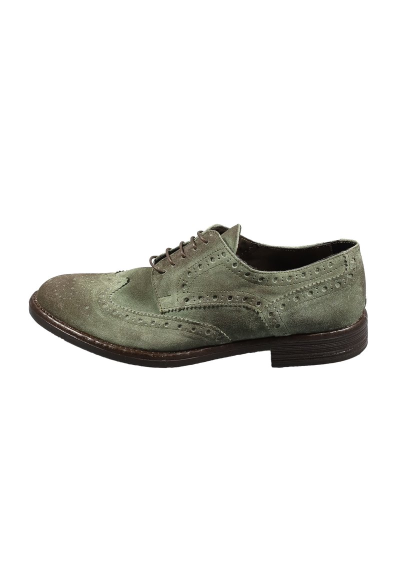 Scarpa brogue in camoscio verde con perforazioni decorative, punta arrotondata, lacci marroni e tacco impilato marrone scuro.