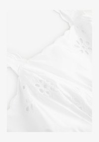 Vald, white