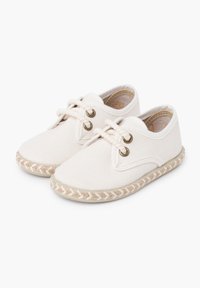 Scarpe da ginnastica bianche in tela con design a lacci, punta rotonda e suola in stile espadrille intrecciata a contrasto. Presentano occhielli in metallo e cuciture semplici.