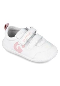 Zapatillas de deporte blancas para niños con dos correas de Velcro, acento de logo rosa, puntera redondeada y suela de goma texturizada. Interior acolchado para mayor comodidad.