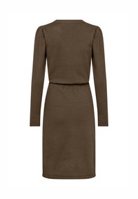 Rjava pletena obleka z dolgimi rokavi, okroglo ovratnikom in prilegajočim se pasom. Ima rebraste manšete in gladko teksturo po celotni površini.