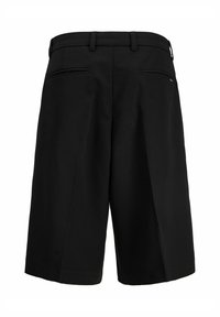 Shorts noirs sur mesure mi-genoux avec passants pour ceinture et deux poches passepoilées à l'arrière.