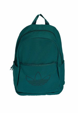 Zielony plecak z tkaniny z przednią kieszenią i czarnym logo Adidas trefoil, uchwytem górnym oraz zamkami błyskawicznymi na jednolitym białym tle.