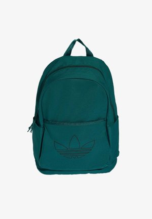 Zielony plecak z tkaniny z przednią kieszenią i czarnym logo Adidas trefoil, uchwytem górnym oraz zamkami błyskawicznymi na jednolitym białym tle.