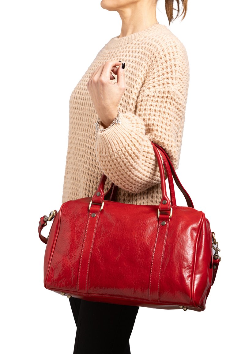 Borsa in pelle rossa con texture lucida e doppi manici. Caratterizzata da chiusura con zipper, tasca laterale e dettagli metallici.