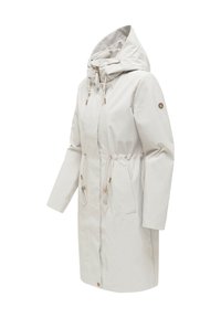 Długi płaszcz przeciwdeszczowy w jasnobeżowym kolorze z kapturem, regulowanymi sznurkami w pasie i na kapturze, zapięciem na zamek i zatrzaski, przednimi kieszeniami oraz naszywką z logo na rękawie.