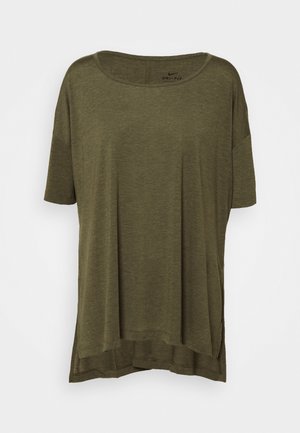 Olivgroen oversized Nike Dri-FIT sport T-shirt met korte mouwen, ronde hals en een iets langere achterkant.