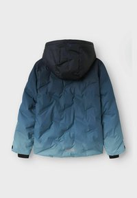 Pufjakas gradient zilos toņos ar noņemamu kapuci, teksturētu audumu un elastīgām aprocēm. Gluda apdare ar quilted rakstu.