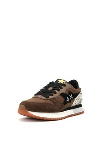 Sneakers sportivi in pelle e suede marrone, con logo a stella nera e dettagli maculati. Design con lacci, suola in gomma e colletto imbottito.