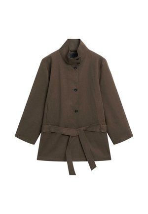 Hnědý kabát střední délky s vysokým límcem, čtyřmi černými knoflíky, dvěma bočními kapsami a pásem vázaným v pase z odpovídajícího materiálu.