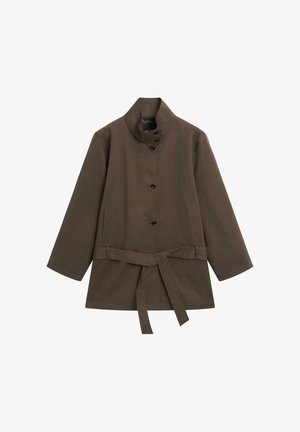 Brun mellemlang frakke med høj krave, fire sorte knapper, to sidelommer og et matchende stofbælte bundet om taljen.