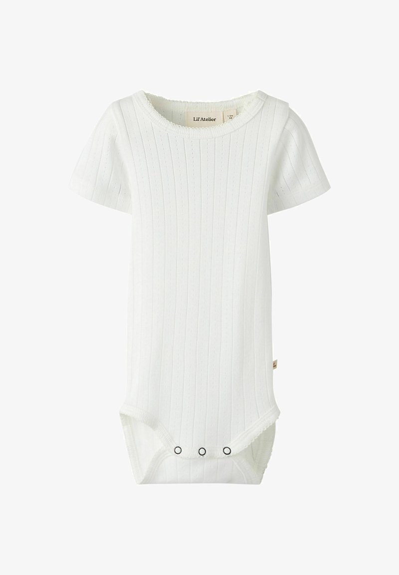 Body blanc à manches courtes en coton côtelé pour bébé, avec col rond et trois boutons-pression au bas pour faciliter le changement de couche.