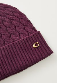 COACH CABLE BEANIE - Kapa - oxblood