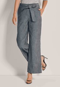 Lichte, grijs gestreepte wijde broek met een riem in de taille, voorzien van een gladde textuur en een ontspannen pasvorm, gecombineerd met elegante hakken.