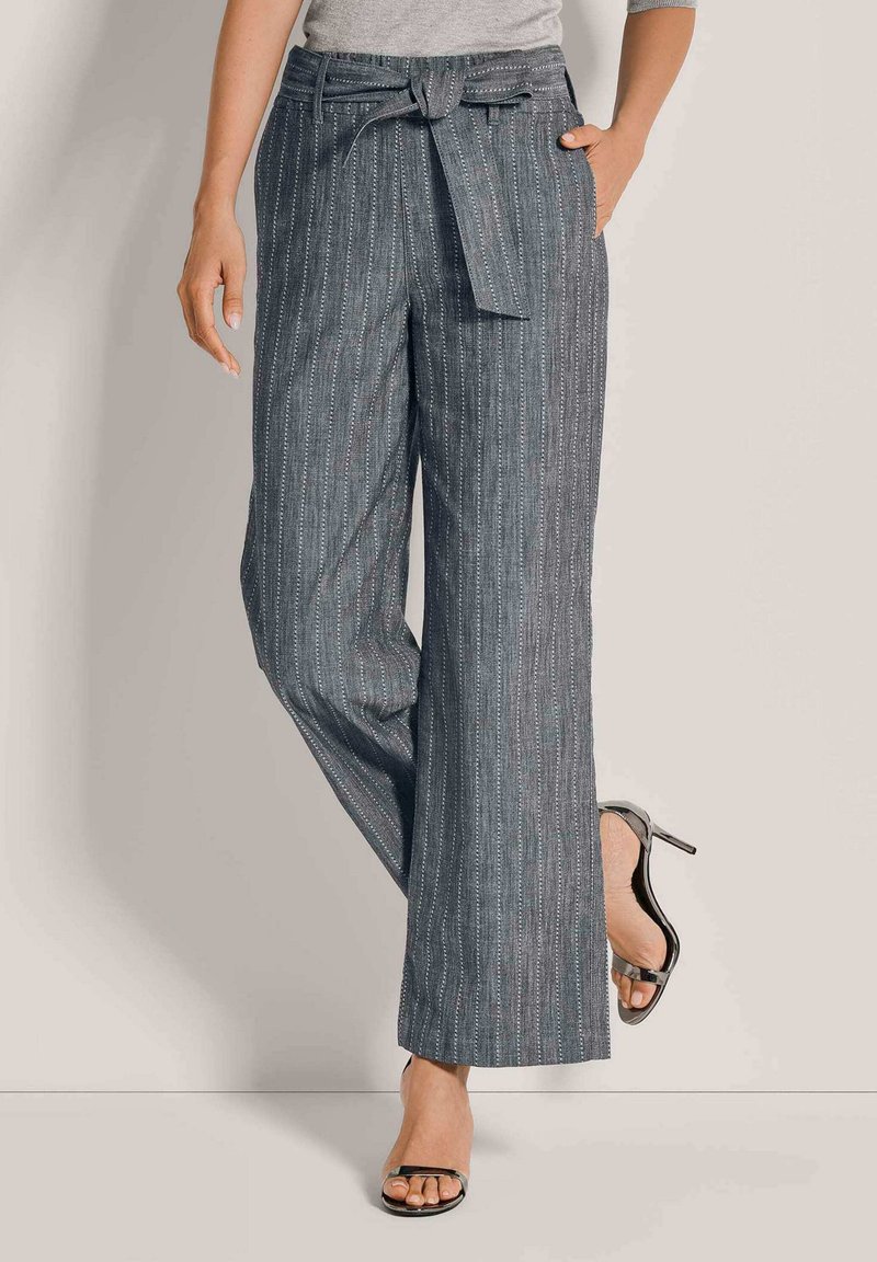 Lichte, grijs gestreepte wijde broek met een riem in de taille, voorzien van een gladde textuur en een ontspannen pasvorm, gecombineerd met elegante hakken.