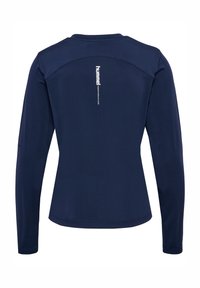 Marineblaues langärmliges Sporthemd mit taillierter Passform, rundem Ausschnitt und reflektierendem "hummel"-Logo auf dem oberen Rücken. Glattes, dehnbares Material.