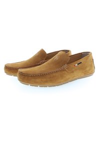 Hnědé nubukové slip-on boty s prošívaným detailem podél horního okraje a kontrastní gumovou podrážkou. Minimalistický design s akcenty loga.