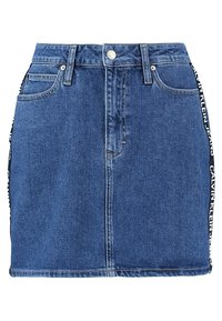 Blå denim mini-kjol med framfickor, bältesöglor, knäppning och svarta sidostängar med vit Calvin Klein Jeans logotyp.