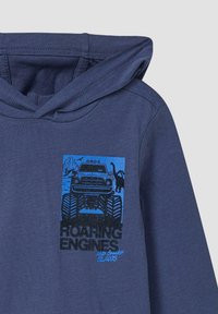 Navy blauwe hoodie van zacht materiaal met een grafische print van een monstertruck met dinosaurussen, de tekst "Brullende Motoren" en accenten in het blauw.
