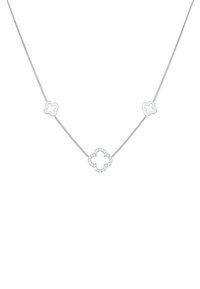 Collar de plata que presenta tres elementos en forma de flor; dos son lisos, uno está adornado con piedras transparentes, sobre una delicada cadena.