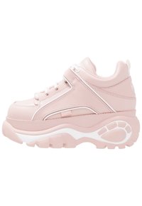 Rosa chunky sneakers med glänsande syntetiskt läder, snörningsdesign och vita accenter. Har en tjock, texturerad gummisula.