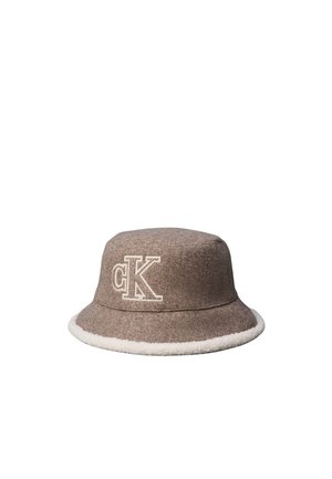Brązowy wełniany kapelusz typu bucket z białym polarem na brzegach i wyszywanymi literami "cK" z przodu.