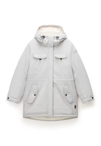 Chaqueta de invierno con capucha de color gris claro, con cuatro bolsillos frontales con solapa y cordones ajustables en la capucha, mostrada sobre un fondo blanco.