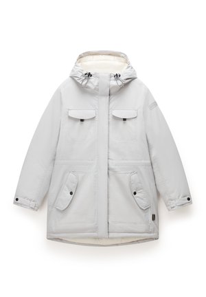 Lichtgrijze winterjack met capuchon, voorzien van vier zakken met klep aan de voorkant en verstelbare trekkoorden aan de capuchon, weergegeven tegen een witte achtergrond.