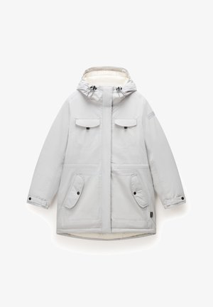 Lichtgrijze winterjack met capuchon, voorzien van vier zakken met klep aan de voorkant en verstelbare trekkoorden aan de capuchon, weergegeven tegen een witte achtergrond.