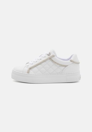 Hvide sneakers med en quiltet tekstur, med en sølvaccent på siden, og en tyk, hvid gummisål. Snørebåndsdesign.