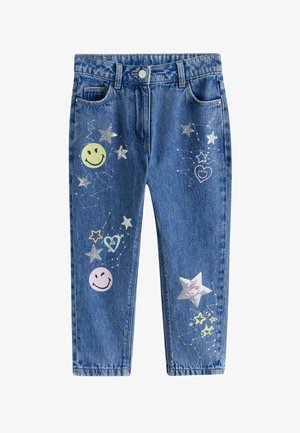Kék farmernadrág, több színű mosolygós fejekkel, csillagokkal és szívekkel, csillogó díszítésekkel, klasszikus öt zsebes kialakítás, egyenes szárú fazon.
