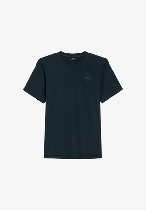 Prosta czarna koszulka z krótkim rękawem i okrągłym dekoltem, z dyskretnym logo po lewej stronie na piersi, wyeksponowana na białym tle.