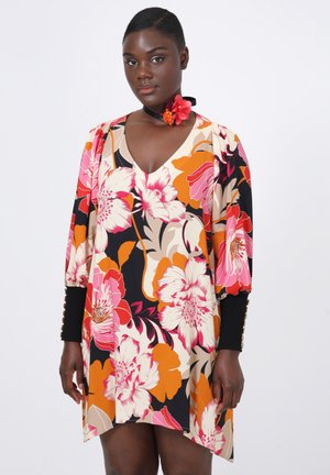 Zomerjurk met bloemenprint in levendige roze, oranje en zwarte kleuren, met een V-hals, puff mouwen en zwarte manchetten met knoopaccenten.