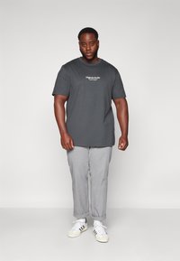 Jack & Jones JORVESTERBRO TEE CREW NECK - Nyomott mintás póló - forest river