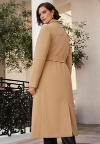 Love & Roses PETITE FIT  SHAWL COLLAR BELTED  - Klassinen takki - camel