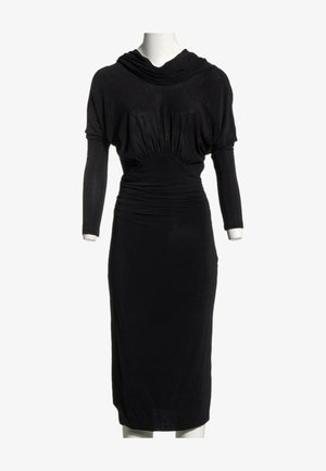 Robe noire cintrée à manches longues avec taille froncée et encolure drapée, présentée sur un mannequin sans tête.