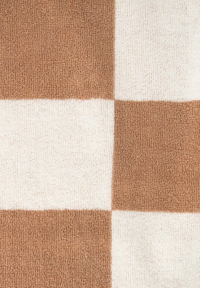 Καφέ και άσπρο μοτίβο σκακιέρας σε υφασμάτινη επιφάνεια με υφή, με εναλλασσόμενα τετράγωνα μπλοκ.