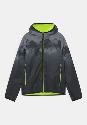 Lekka kurtka w odcieniach szarości z neonowozielonymi akcentami. Posiada kaptur, kieszenie na zamek oraz siateczkową podszewkę wewnętrzną.
