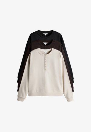 Tres sudaderas henley de manga larga apiladas, con tapetas de botones, en colores beige, marrón y negro.