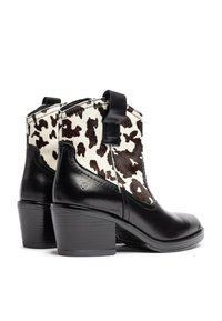 Botas de tobillo de cuero negro con un panel textil de estampado de vaca, que cuentan con un bajo tacón cuadrado e inserciones elásticas en los laterales para facilitar su uso.
