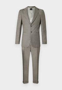 Abito grigio chiaro con blazer aderente con rever a intaglio, due bottoni e pantaloni con piega piatta e risvolti. Realizzato in tessuto strutturato.