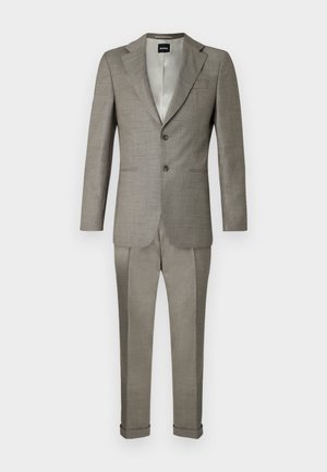 Costume gris clair comprenant un blazer cintré à revers crantés, deux boutons, et un pantalon à plis plats avec revers roulés. Confectionné dans un tissu texturé.