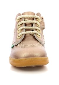 Bottine en cuir rose doré métallisé avec des lacets crème, bout arrondi et semelle en gomme. Présente des accents de couture et une fermeture éclair sur le côté.