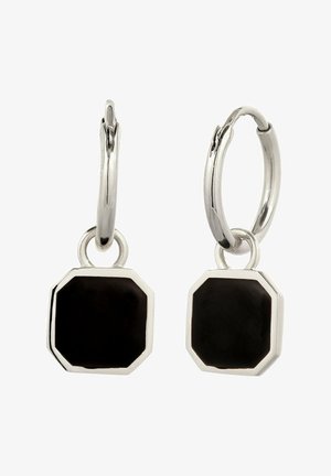 Boucles d'oreilles créoles en argent avec pendentifs octogonaux noirs suspendus, présentant un métal lisse et poli ainsi qu'un design géométrique simple.