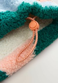 Torba z polaru w kolorach teal, różowym i jasnoniebieskim, o teksturowanej powierzchni i regulowanym pomarańczowym sznurkiem.