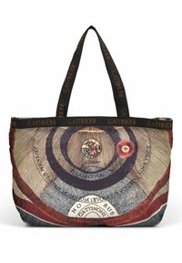 Borsa tote con stampa celestiale grafica in beige, nero e rosso. Presenta doppie maniglie nere con logo e una chiusura a zip nella parte superiore.