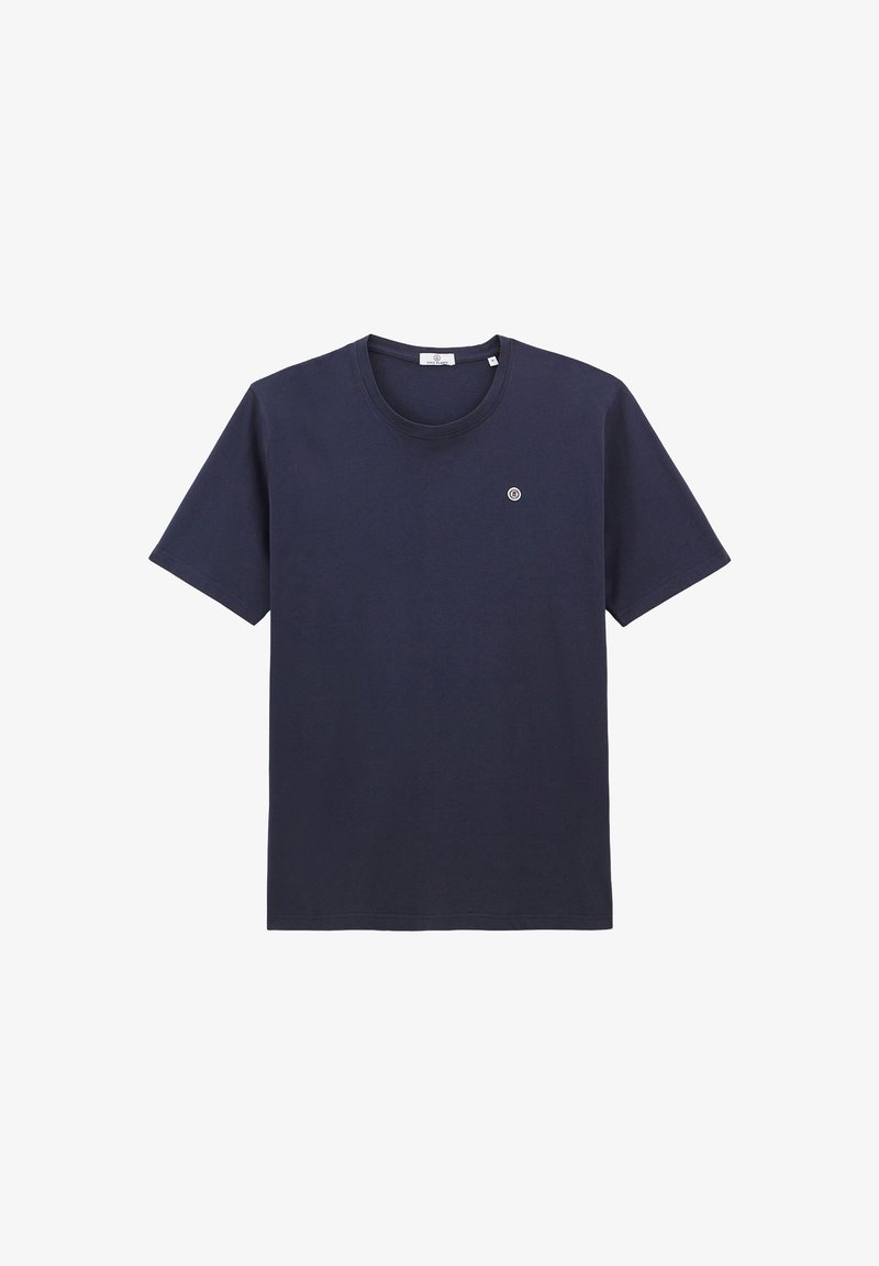 Marineblauwe korte mouwen crew neck t-shirt met een klein rond logo op de linkerborst, plat gelegen op een witte achtergrond.