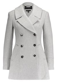 Vaalea harmaa kaksirivinen takki, joka on valmistettu villaseoksesta. Takissa on suuret kaulukset, mustat napit, muotonsa mukaisesti istuva leikkaus ja sivutaskut.