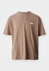Brązowa bawełniana koszulka z krótkim rękawem, okrągłym dekoltem i białym logo "RAGGED" na lewej piersi. Miękka faktura i luźny krój.