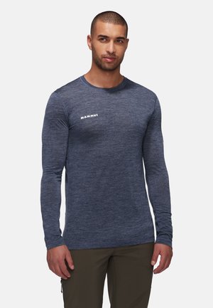 Langarmshirt van donkerblauw heatherstof met een ronde hals. Bevat het witte "Mammut"-logo op de borst. Lichtgewicht, gladde textuur.
